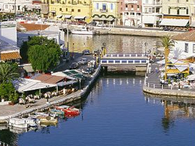 Επιχείρηση καθαρισμού της μαρίνας Αγίου Νικολάου