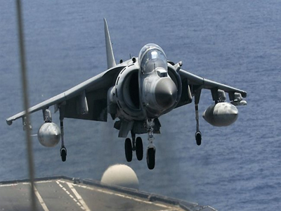 Βομβάρδισαν φρεγάτα στην Τρίπολη