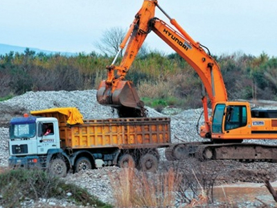 Αγρίνιο: Φόρτωναν παράνομα αδρανή από τον Αχελώο