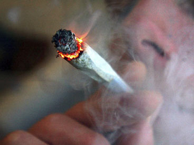 Το αυτοσχέδιο τσιγάρο με κάνναβη τους οδήγησε στο κρατητήριο