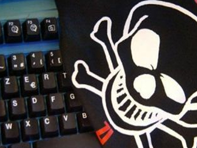 Κατηγορεί τους «Ανώνυμους» για την «κλοπή» των τραπεζικών δεδομένων