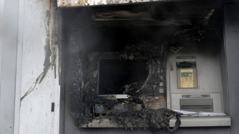 Μπαράζ εμπρησμών σε ΑΤΜ της Εθνικής Τράπεζας