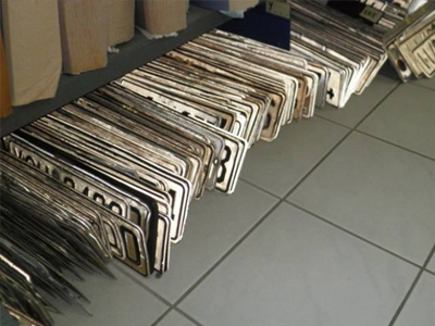 Παρέδωσαν τις πινακίδες αλλά κυκλοφορούν κανονικά