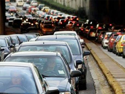 Προέκταση του χεριού το τιμόνι για τους Αθηναίους