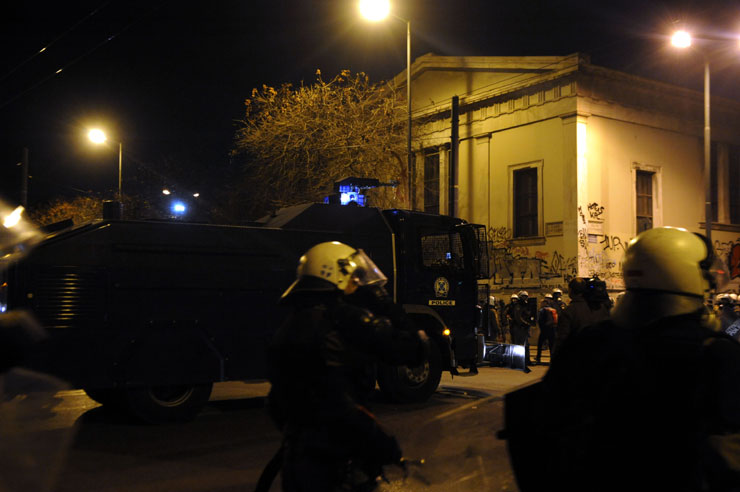 Μια από τις τρεις «αύρες» της ΕΛ.ΑΣ. μπροστά από το κτήριο του Πολυτεχνείου