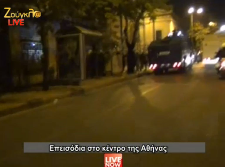 Μια από τις τρεις «αύρες» της αστυνομίας κατευθύνεται προς τον χώρο του Πολυτεχνείου