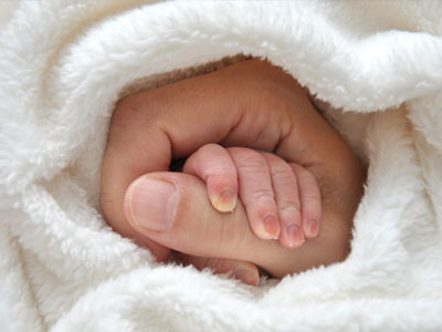 Kοριτσάκι το πρώτο παιδί του 2015 στη Σάμο