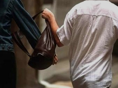 Τη χτύπησαν για να τη ληστέψουν