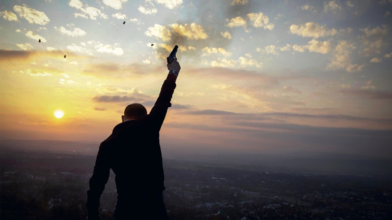 Οι «μπαλωθιές» τον πήγαν στα… κρατητήρια!