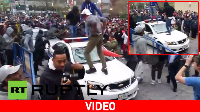 Βαλτιμόρη: Διαδηλωτές κάνουν γυαλιά καρφιά περιπολικά Βαλτιμόρη: Διαδηλωτές κάνουν γυαλιά καρφιά περιπολικά