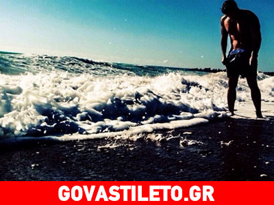 Αναγνωρίζετε τον Έλληνα τραγουδιστή που παίζει με τα κύματα;