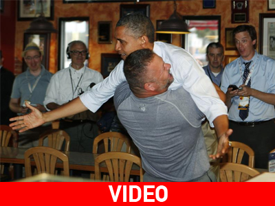Μια… μεγάλη αγκαλιά για τον Barack Obama