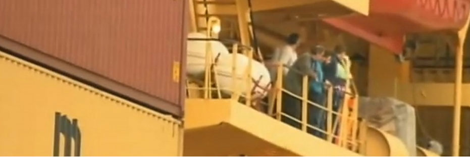 Ορισμένοι από τους διασωθέντες του «Norman Atlantic» στο κατάστρωμα του «Spirit of Piraeus»