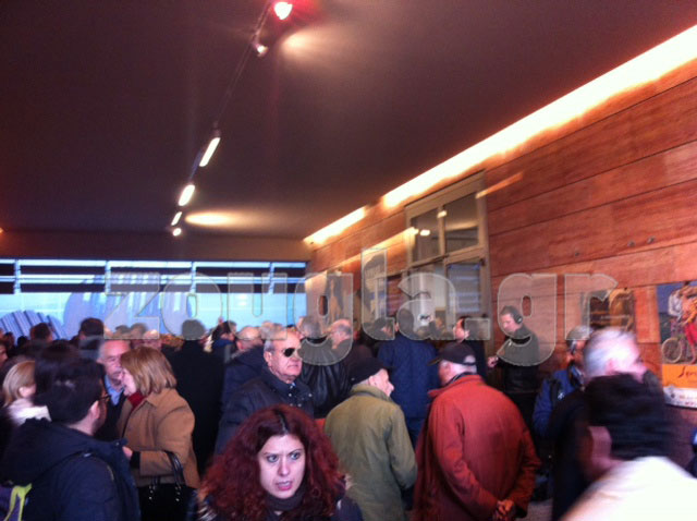 Κόσμος έξω από τον χώρο της εκδήλωσης