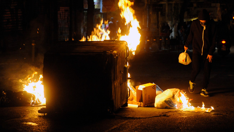 Στις φλόγες κάδοι απορριμμάτων στον Κεραμεικό