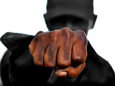 Τον ξυλοκόπησαν και τον λήστεψαν