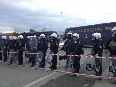 Οι αγρότες απέκλεισαν την Εθνική Οδό παρουσία αστυνομικών Οι αγρότες απέκλεισαν την Εθνική Οδό παρουσία αστυνομικών