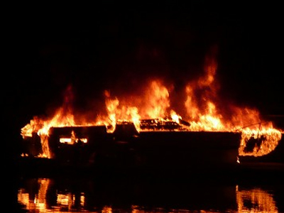 Στις φλόγες ιστιοφόρο ανοικτά της Αμοργού