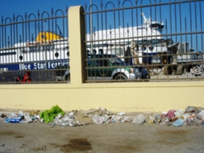 Εικόνες ντροπής στο λιμάνι της Ακαντιάς