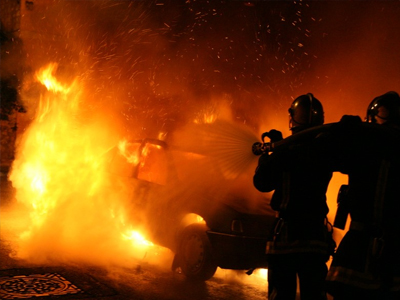 «Λαμπάδιασαν» τέσσερα οχήματα στο λιμάνι του Πειραιά