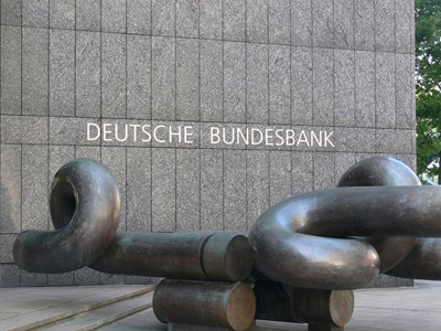 Μισθολογικές αυξήσεις ζητά η Bundesbank