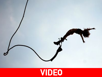 Έκανε bungee jumping και κόπηκε το σχοινί!