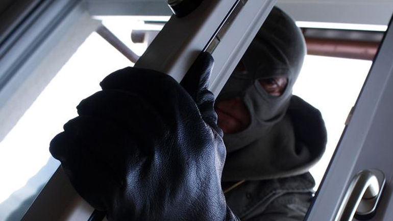 Άρπαξαν χρήματα και χρυσαφικά αξίας 34.000 ευρώ στα Γιαννιτσά