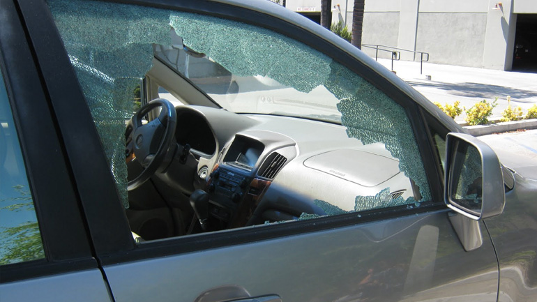 Άνοιξε το αυτοκίνητο και πήρε ό, τι βρήκε!