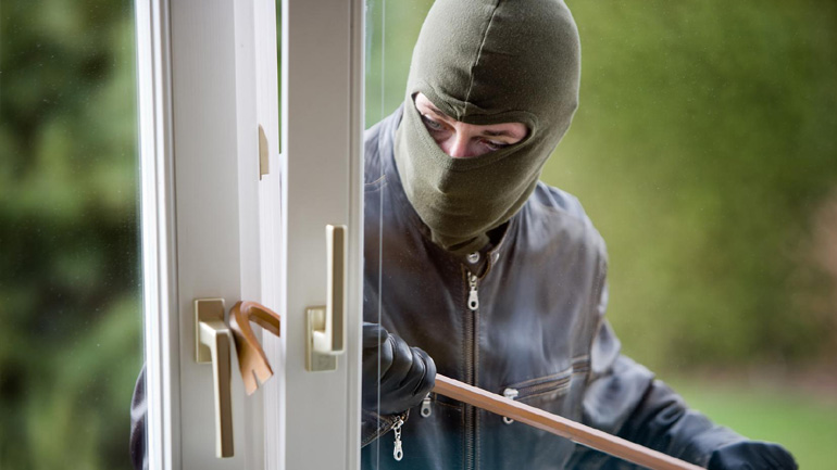 Θεσσαλονίκη: «Μπούκαρε» μέρα μεσημέρι σε δύο διαμερίσματα στη Σταυρούπολη