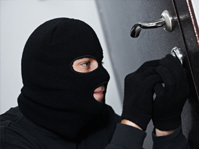 Έφυγαν με… γεμάτες τσέπες από το εξοχικό