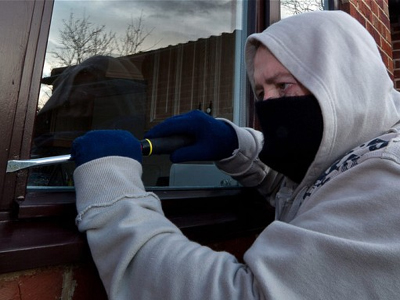 Τον σκέπασαν με κουβέρτες και τον λήστεψαν!