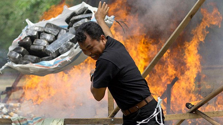 Η καύση των ναρκωτικών στην κεντρική πλατεία έστειλε πολίτες στο νοσοκομείο