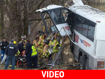 Η.Π.Α.: Λεωφορείο γεμάτο φοιτήτριες «καρφώθηκε» σε κορμό δέντρου Η.Π.Α.: Λεωφορείο γεμάτο φοιτήτριες «καρφώθηκε» σε κορμό δέντρου