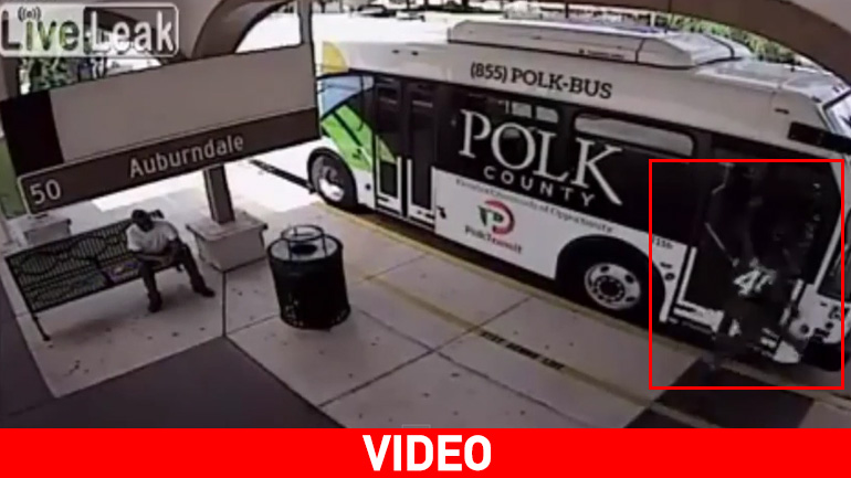 Μαινόμενος επιβάτης χτυπιέται στην πόρτα λεωφορείου