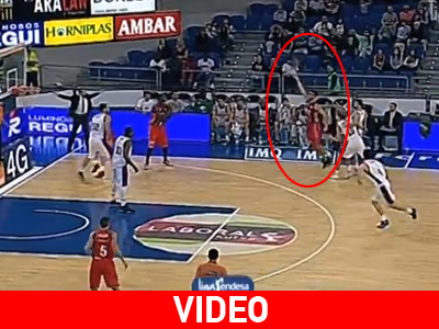 Buzzer-beater με… χουκ!