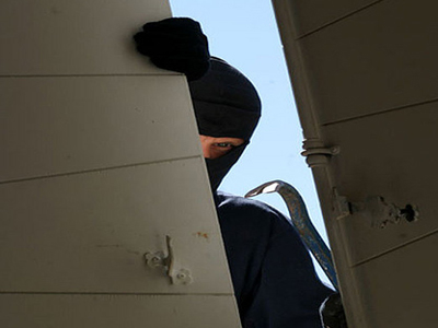 «Μπούκαρε» σε κατοικία στα Σπάτα