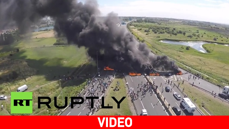 Οδοφράγματα στο λιμάνι του Καλαί