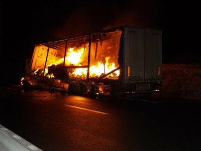 «Λαμπάδιασαν» φορτηγά στη Λεωφ. Κηφισού