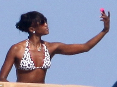 Δεν μπορεί να αντισταθεί στον φακό