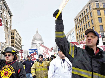 Αντιδρούν στο «ψαλίδι» των δημοσίων δαπανών τα συνδικάτα