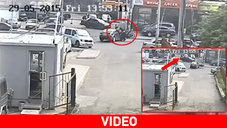 Ρωσία: Οδηγός μοτοσικλέτας εκσφενδονίζεται μετά από πρόσκρουση με αυτοκίνητο