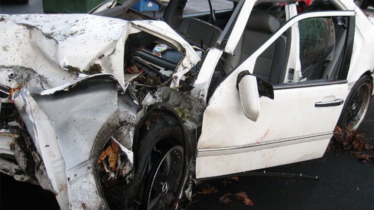 Άβδηρα: Αυτοκίνητο… καρφώθηκε σε δέντρο