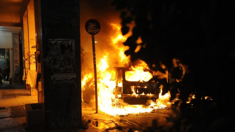 Στις φλόγες αυτοκίνητο στην Πάτρα