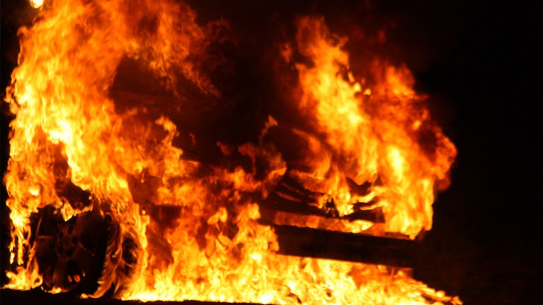 «Μπουρλότο» σε Ι.Χ. στην Καλλιθέα