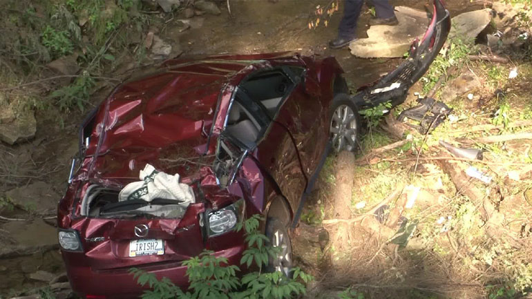 Έπεσαν με αυτοκίνητο σε γκρεμό 30 μέτρων