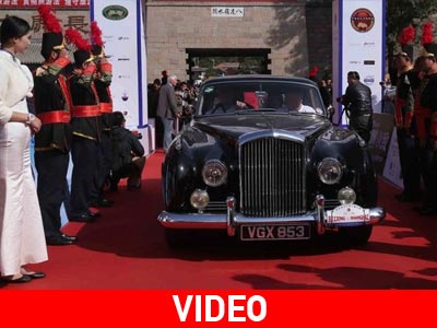 Αυτοκίνητα μιας… άλλης εποχής στο Σινικό Τείχος