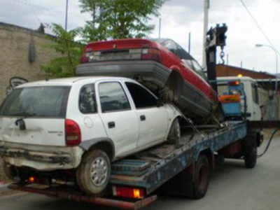 Μαζεύουν τα εγκαταλελειμμένα οχήματα στη Χαλκίδα