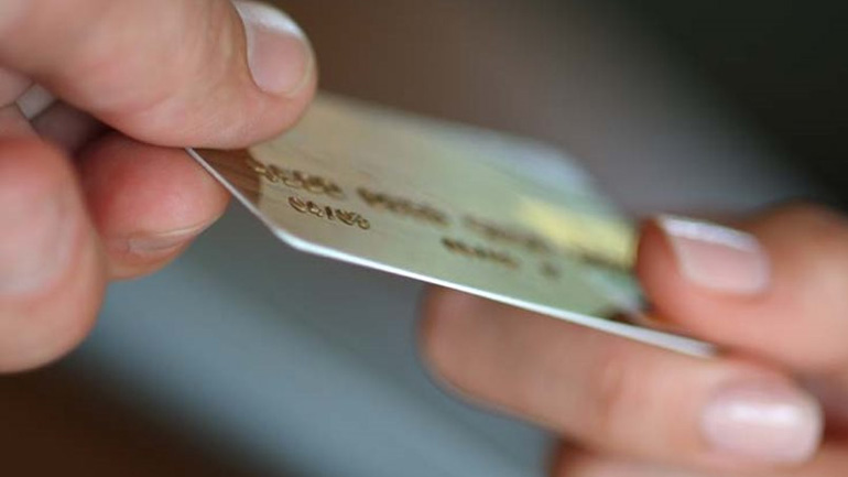 Bloomberg: Περισσότερες από ένα εκατ. χρεωστικές κάρτες εκδόθηκαν μετά τα capital controls