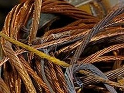 Έκλεβε χαλκό