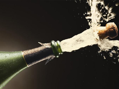 Τον χτύπησαν με… σαμπάνια στο κεφάλι για 80 ευρώ